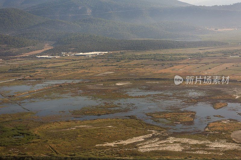 土耳其milas bodrum mugla的gulluk机场附近沼泽的小溪和河流